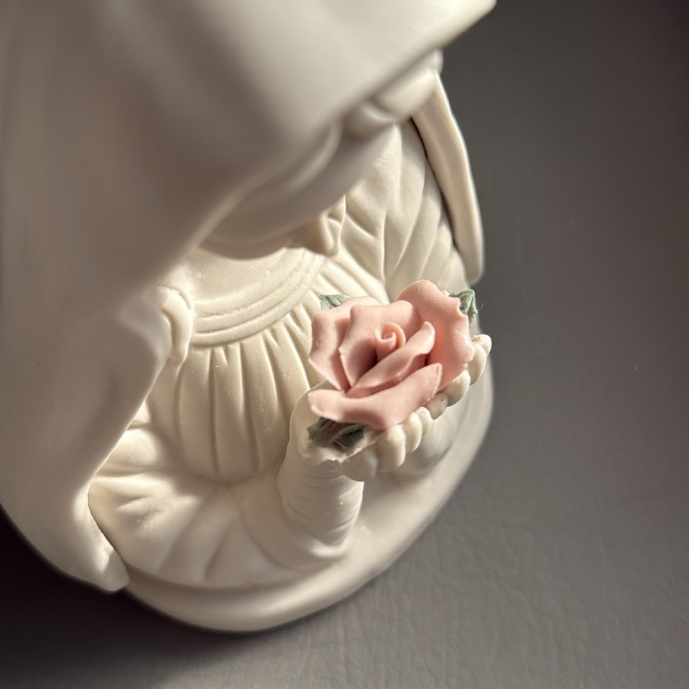 Vintage Mary / Madonna Elegant Figurine - Lighted Night Light / Lamp - Picture 8 of 17